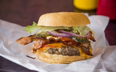 Burger t celebra aniversário com hambúrguer e cerveja em dobro; saiba mais!