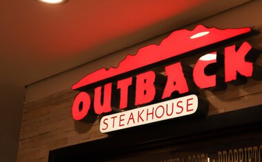 Brinde do Outback! Descubra como ganhar caneca colecionável e gratuita