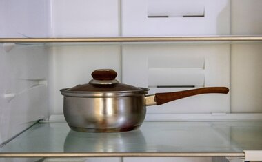 É por isso que você não deve guardar alimentos quentes na geladeira