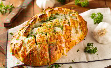 Imagem de destaque para Receita de pão de alho caseiro é simples, fácil e deliciosa; veja o o a o!