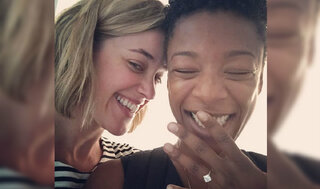 TV: Atriz de "Orange Is The New Black" assume noivado com a roteirista da série