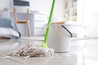 Estilo de vida: Confira 3 motivos que vão te convencer a usar água quente para limpar o chão