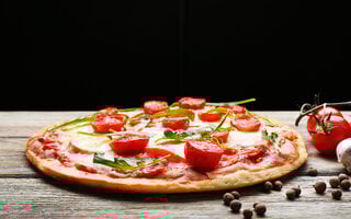Pizza com massa de omelete