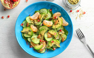 Salada de abacate, tangerina e morango