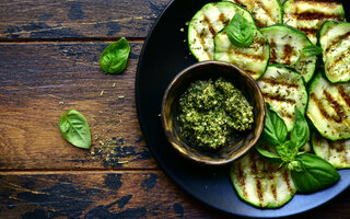Abobrinha com molho pesto