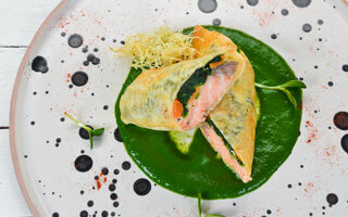 Sanduíche de salmão e espinafre