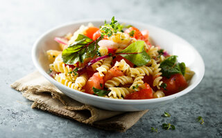 Salada de macarrão e frango defumado