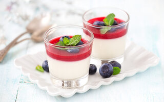 Mousse de Baunilha com Frutas Vermelhas